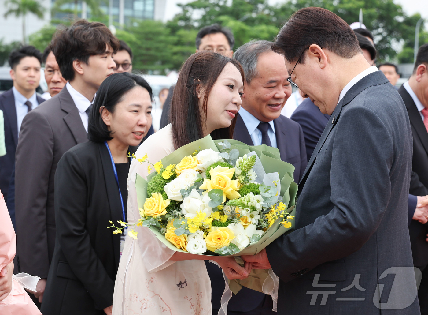 (하노이(베트남)=뉴스1) 이재명 기자 = 베트남 국빈 방문 공식일정을 마치고 귀국하는 이재명 대통령이 24일(현지시간) 하노이 노이바이 국제공항에서 꽃다발을 받고 있다.