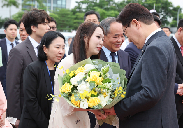 꽃다발 받는 이재명 대통령