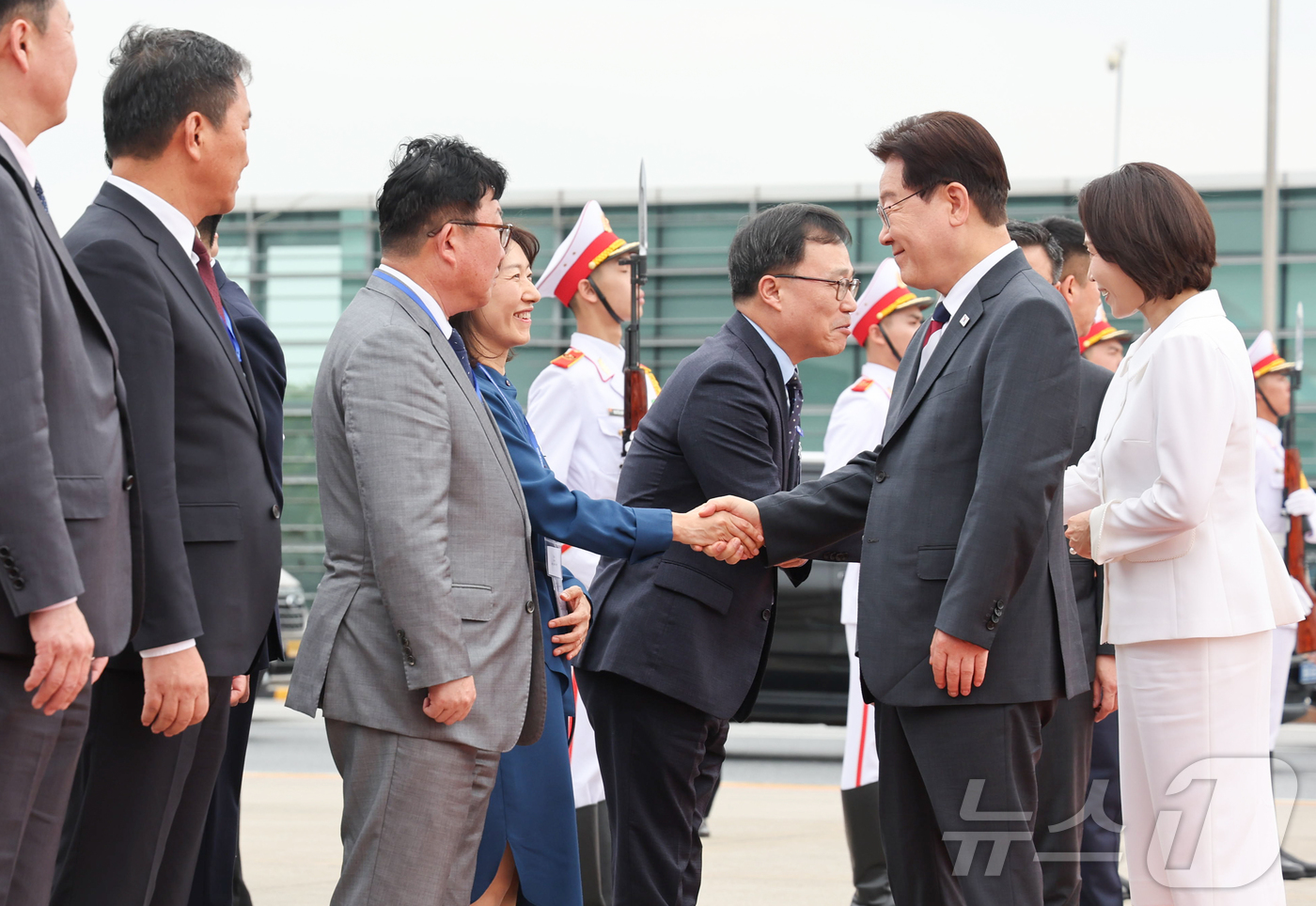 (하노이(베트남)=뉴스1) 이재명 기자 = 베트남 국빈 방문 공식일정을 마치고 귀국하는 이재명 대통령이 24일(현지시간) 하노이 노이바이 국제공항에서 환송 인사와 인사하고 있다.