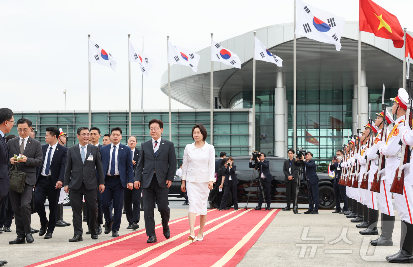 (하노이(베트남)=뉴스1) 이재명 기자 = 베트남 국빈 방문 공식일정을 마치고 귀국하는 이재명 대통령과 김혜경 여사가 24일(현지시간) 하노이 노이바이 국제공항에서 공군 1호기로 …
