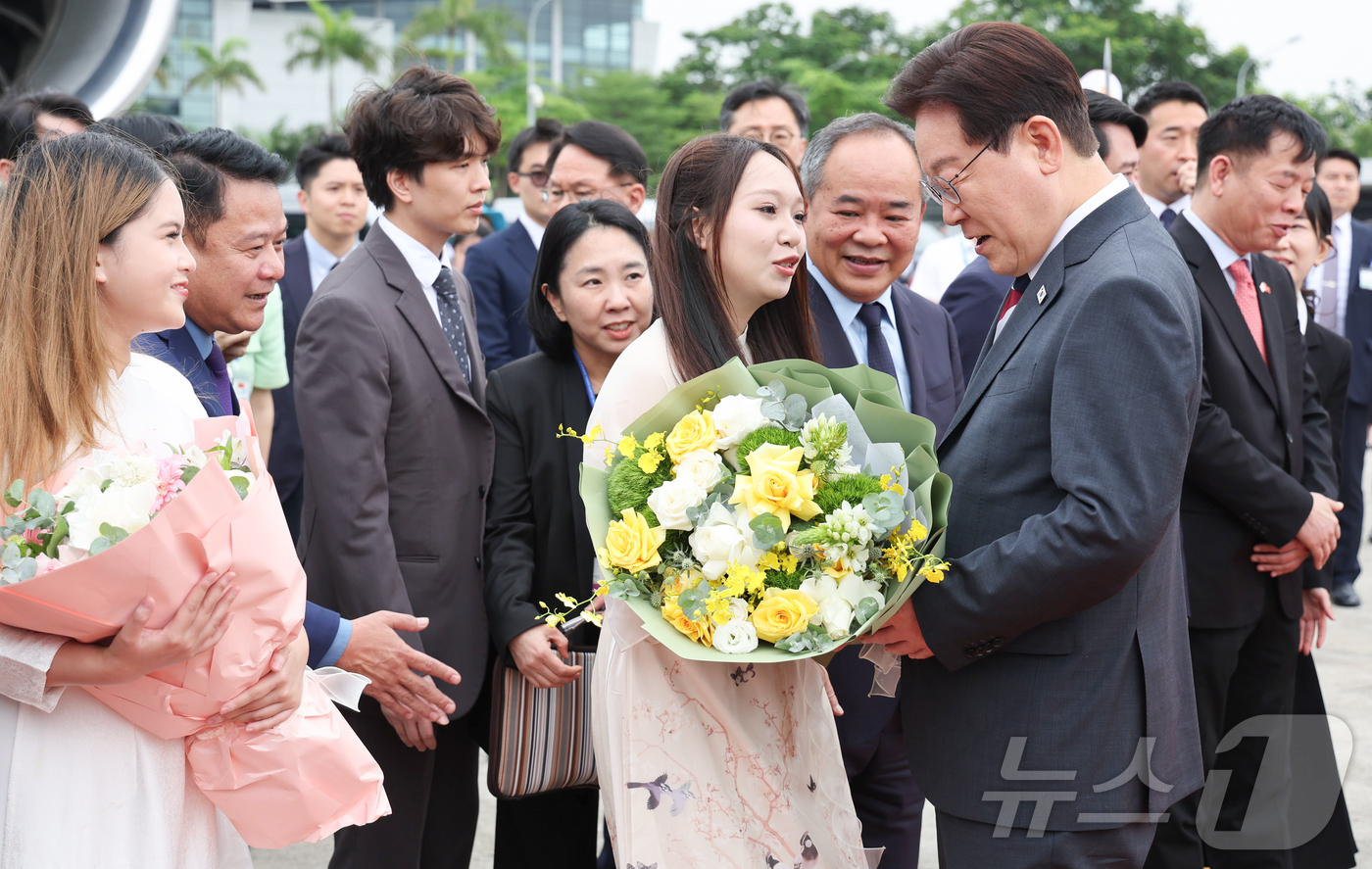 (하노이(베트남)=뉴스1) 이재명 기자 = 베트남 국빈 방문 공식일정을 마치고 귀국하는 이재명 대통령이 24일(현지시간) 하노이 노이바이 국제공항에서 꽃다발을 받고 있다.
