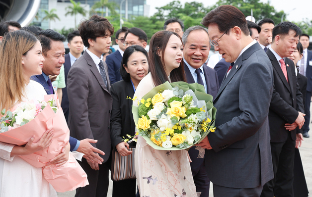 꽃다발 받는 이재명 대통령