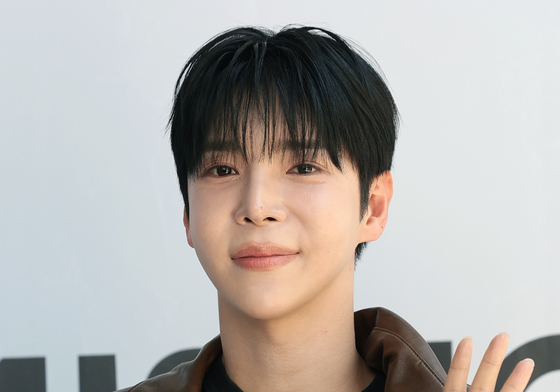 제니스 현우, 빛나는 손 인사