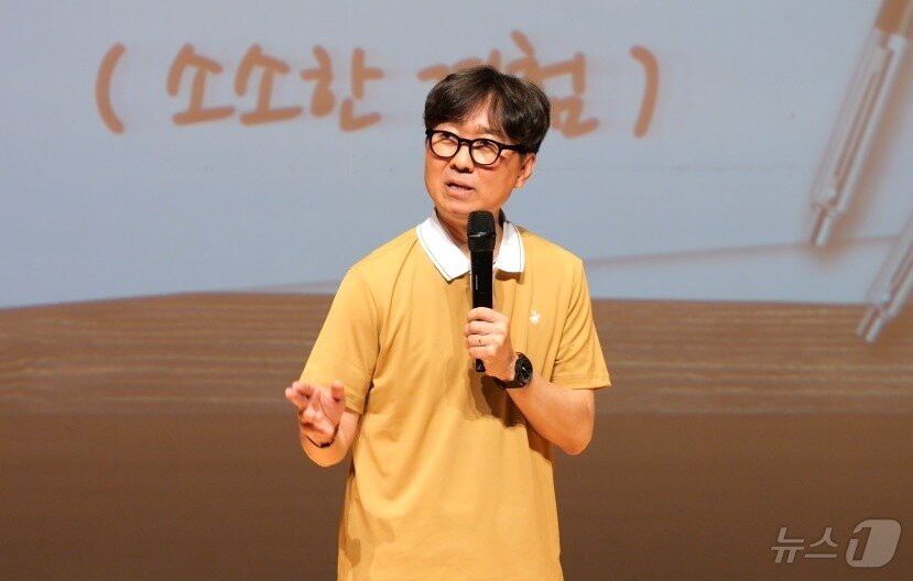 본문 이미지 - 조선 6대 임금 단종을 다룬 영화 '왕과 사는 남자'(왕사남)의 흥행 효과로 특수를 누리고 있는 강원 영월군이 24~26일의 일정으로 영월 장릉과 동강 둔치, 청령포 일원에서 지역 대표 축제인 제59회 단종문화제를 준비한 가운데, '왕사남'의 장항준 감독이 행사 첫날 영월에서 특강에 나서고 있다. (영월군 제공. 재판매 및 DB금지) 2026.4.24 ⓒ 뉴스1 신관호 기자