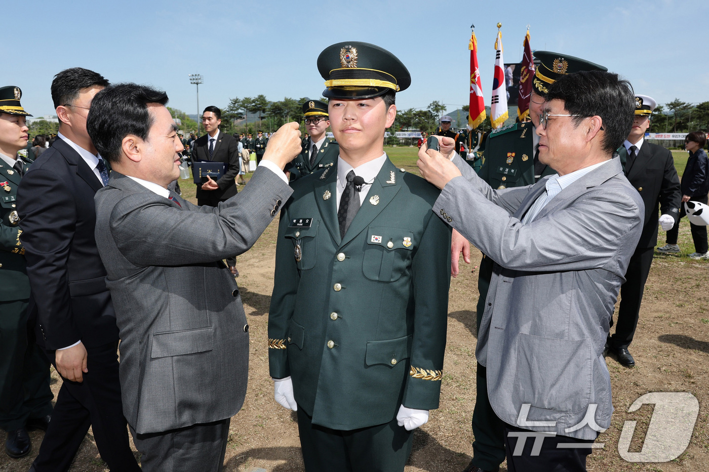 (서울=뉴스1) 임세영 기자 = 안규백 국방부 장관이 24일 오후 충북 괴산 육군학생군사학교에서 열린 제56기 의무사관 및 제23기 수의사관 임관식에서 임관장교에게 계급장을 수여하 …