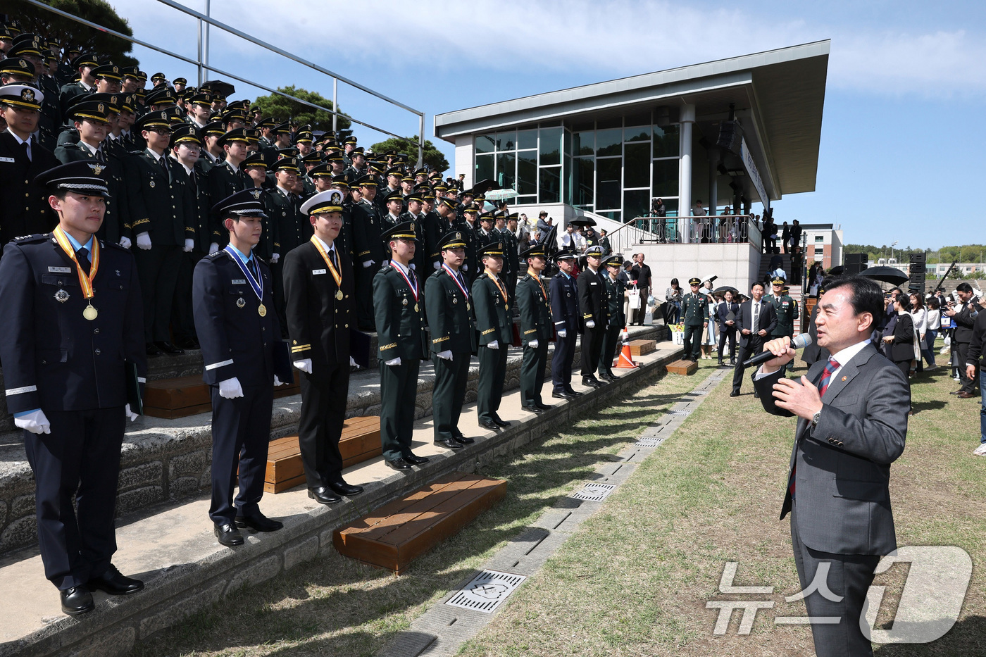 (서울=뉴스1) 임세영 기자 = 안규백 국방부 장관이 24일 오후 충북 괴산 육군학생군사학교에서 열린 제56기 의무사관 및 제23기 수의사관 임관식에서 임관장교들을 격려하고 있다. …