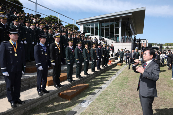신임 임관 장교 격려하는 안규백 장관