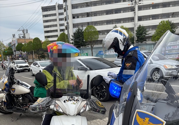 충주경찰서, 배달 오토바이 신호 위반 집중 단속