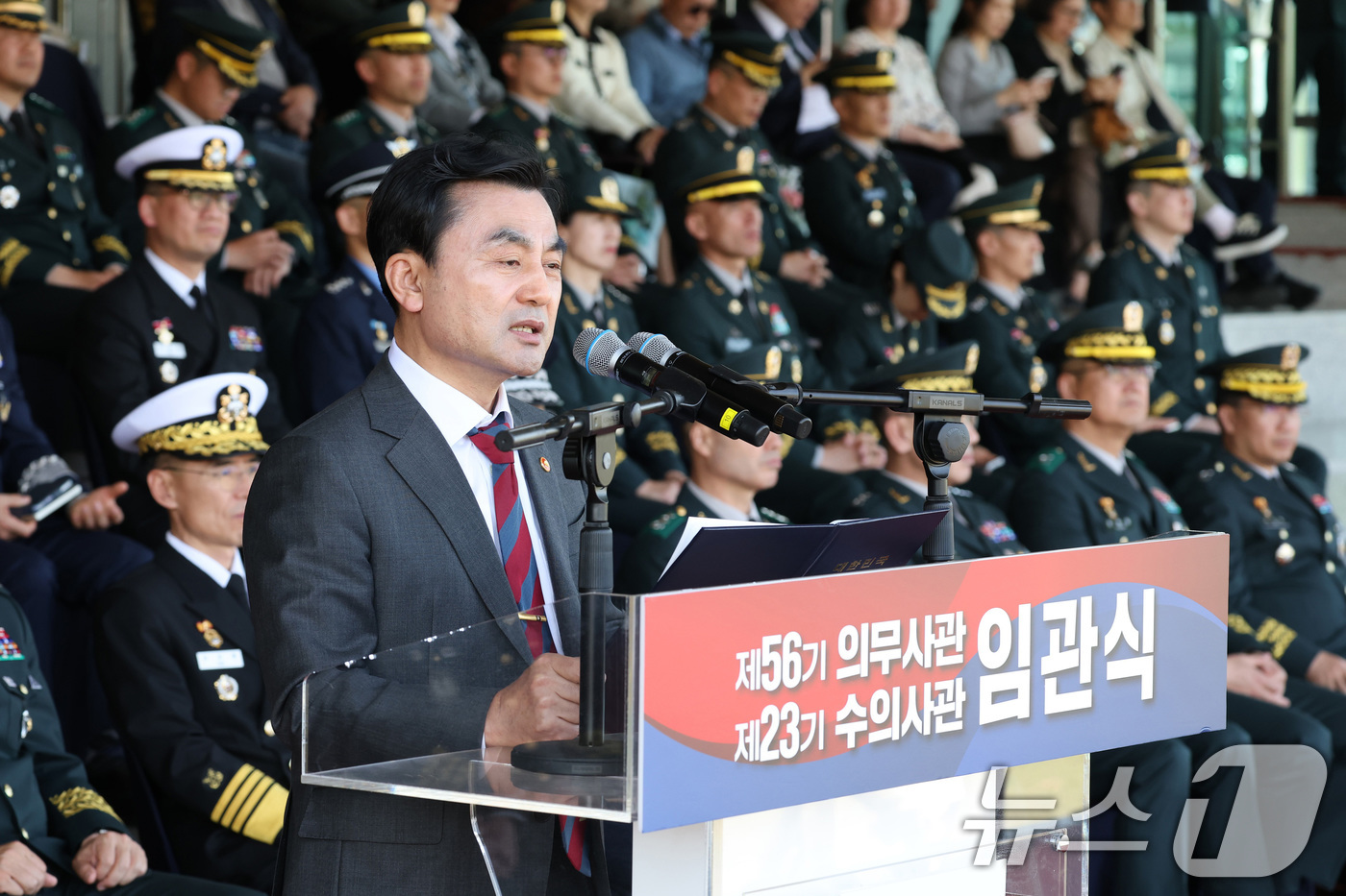 (서울=뉴스1) 임세영 기자 = 안규백 국방부 장관이 24일 오후 충북 괴산 육군학생군사학교에서 열린 제56기 의무사관 및 제23기 수의사관 임관식에서 축사하고 있다. (국방부 제 …