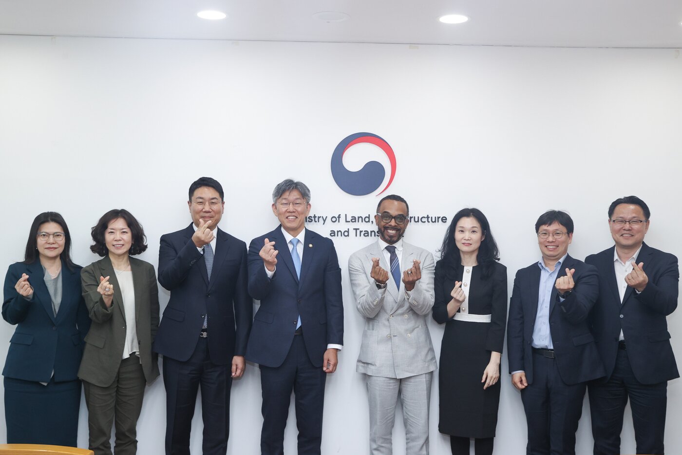 본문 이미지 - 김이탁 국토교통부 제1차관(왼쪽에서 네번째)은 24일 서울 국토발전전시관에서 크리스 터너 구글 대외협력 부사장과 면담을 진행했다.(국토교통부 제공).ⓒ 뉴스1