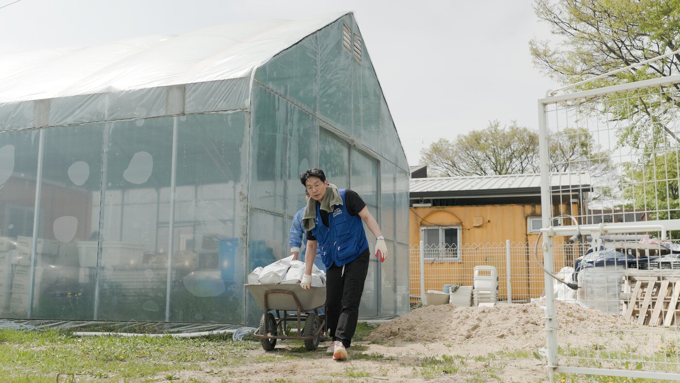 본문 이미지 - 유튜버 윤쌤이 안성평강공주보호소에서 모래 이동 봉사를 하고 있다(블루엔젤봉사단 제공). ⓒ 뉴스1