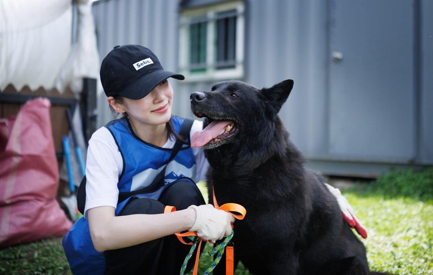 본문 이미지 - 배우 공승연이 안성평강공주보호소 보호견 '포도'와 산책 중 기념 사진을 찍고 있다(블루엔젤봉사단 제공). ⓒ 뉴스1