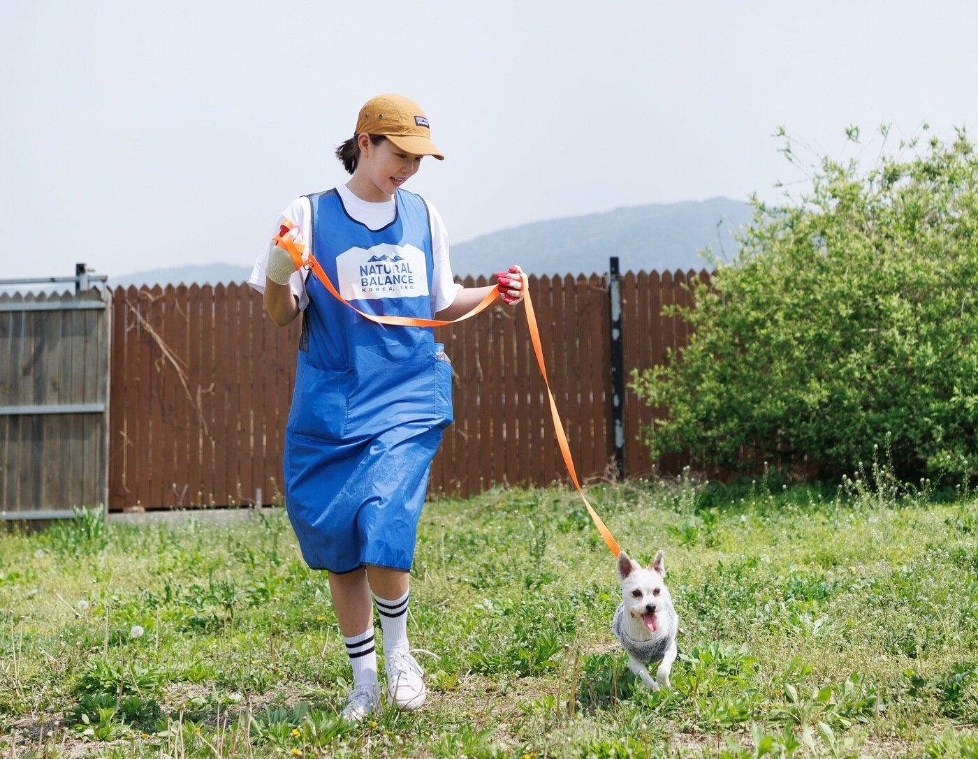 본문 이미지 - 배우 김가은이 안성평강공주보호소 보호견 '투'와 산책하는 모습(블루엔젤봉사단 제공). ⓒ 뉴스1