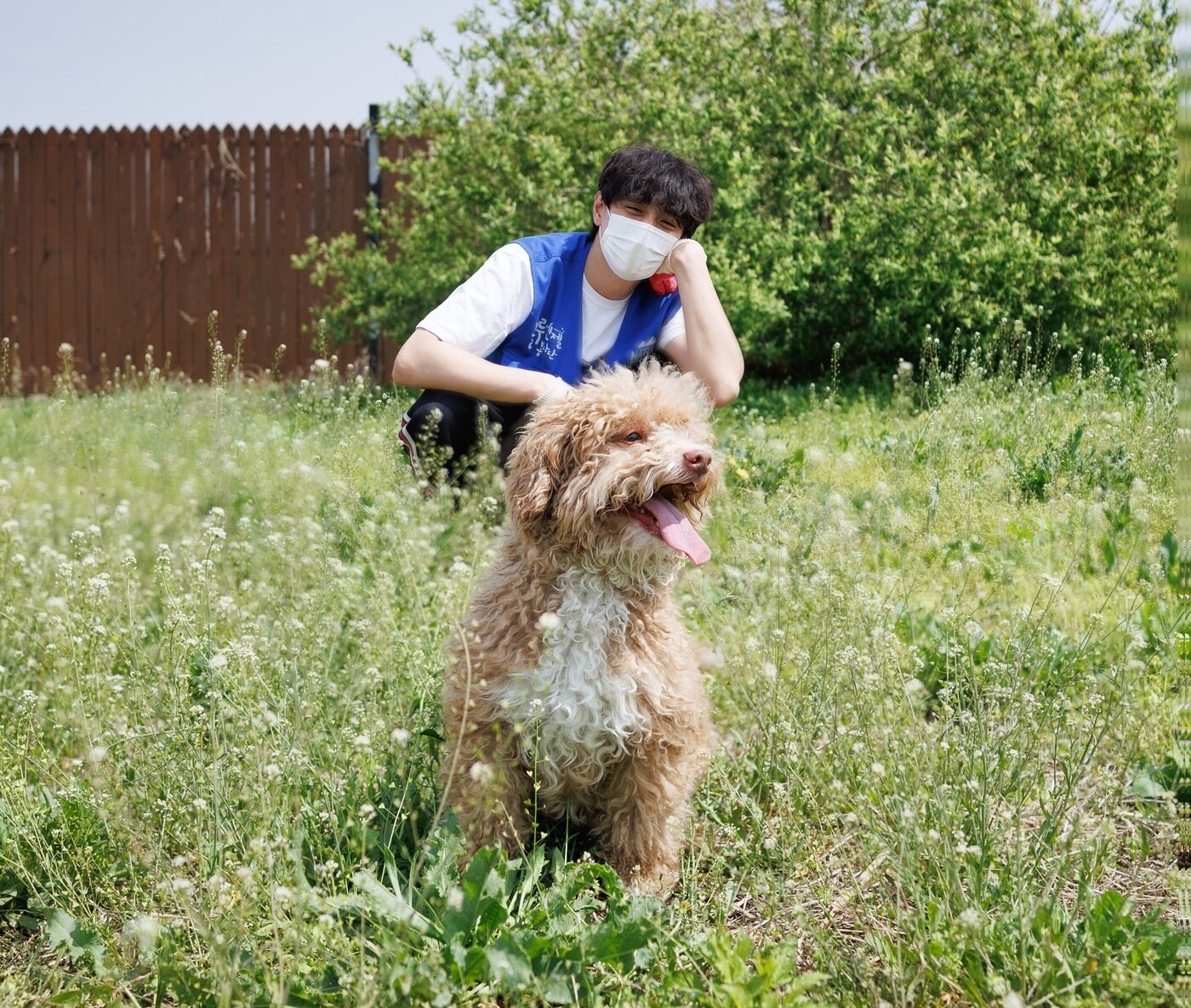 본문 이미지 - 배우 현우가 안성평강공주보호소 보호견 '와리'와 산책 중 기념 사진을 찍고 있다(블루엔젤봉사단 제공). ⓒ 뉴스1