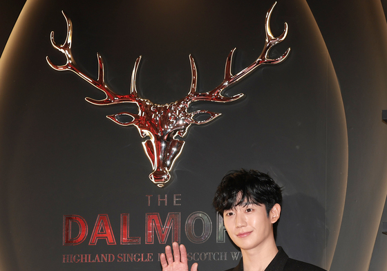 정해인, 부드러운 손 인사