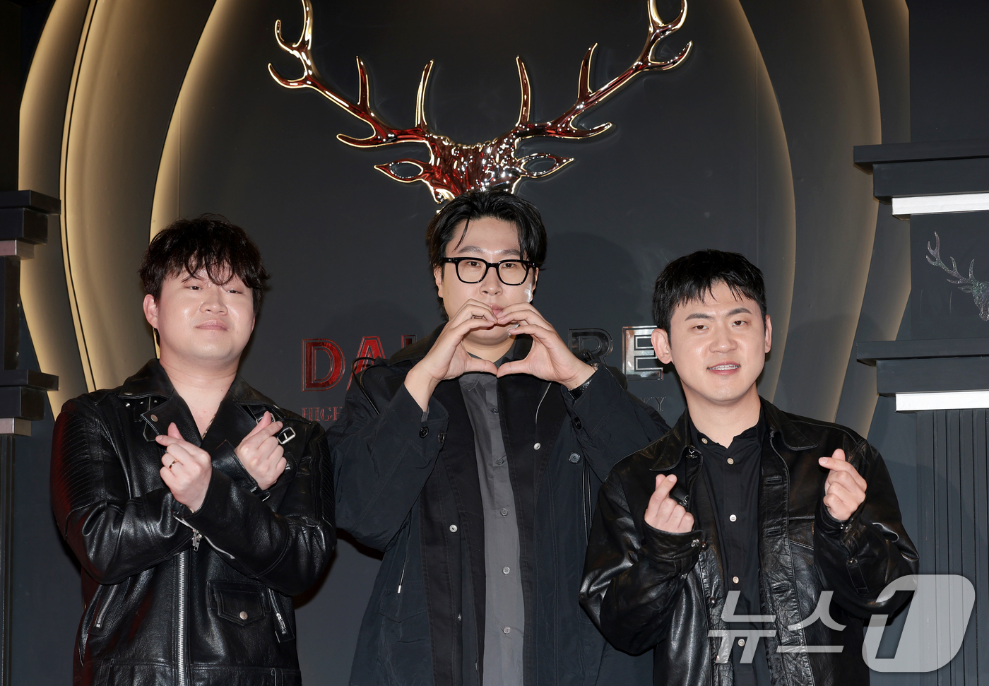 (서울=뉴스1) 권현진 기자 = 피식대학 정재형(왼쪽부터)과 이용주, 김민수가 24일 서울 강남구 논현동에서 열린 ‘달모어, Private Evening Party with Ric …