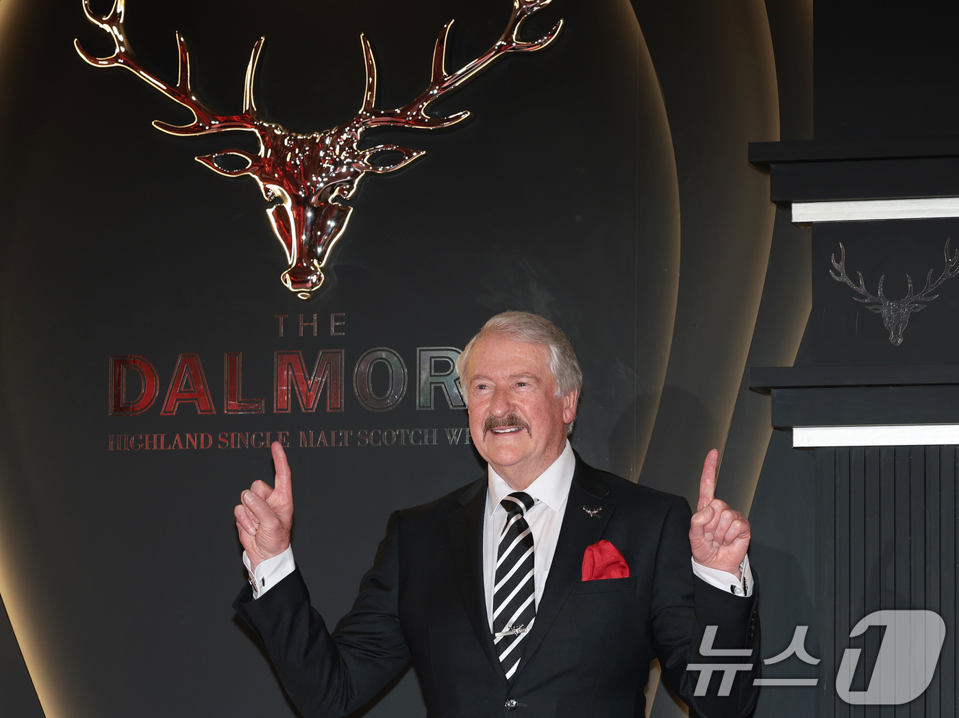 (서울=뉴스1) 권현진 기자 = 위스키 업계의 대부 리차드 패터슨(Richard Paterson)이 24일 서울 강남구 논현동에서 열린 ‘달모어, Private Evening Pa …
