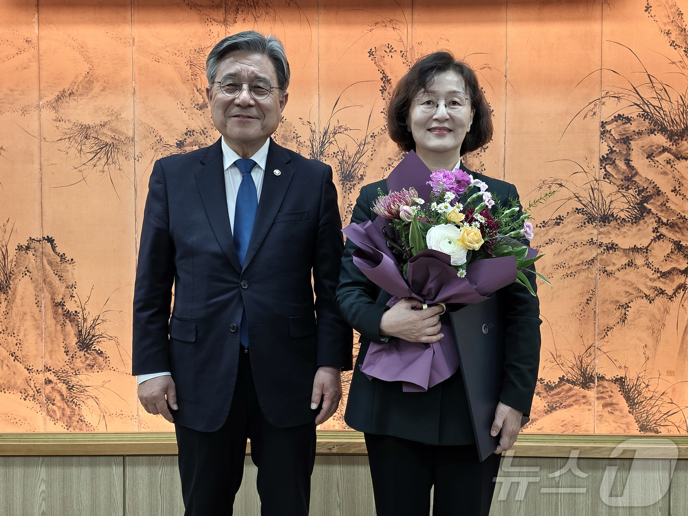 (서울=뉴스1) 김진환 기자 = 허민 국가유산청장(왼쪽)이 24일 오후 서울 종로구 국립고궁박물관에서 박정혜 국외소재문화유산재단 신임 이사장(오른쪽)에게 임명장을 수여한 후 기념 …