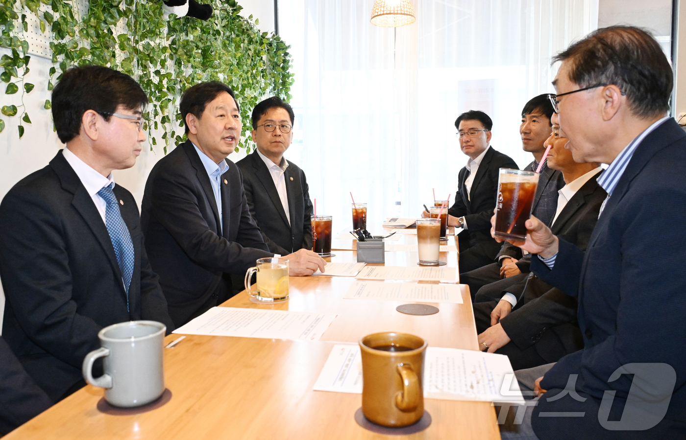 (서울=뉴스1) 김진환 기자 = 구윤철 부총리 겸 재정경제부 장관이 24일 인천광역시 부평구 르네상스 상권 일대에서 개최 중인 '동행축제' 행사장을 방문, 상인회장들의 애로사항을 …