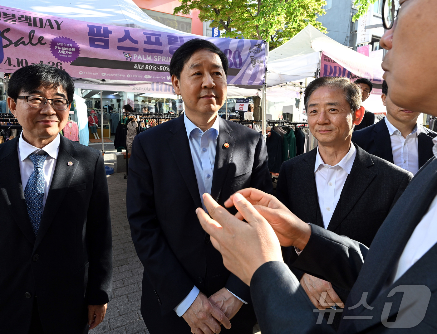 (서울=뉴스1) 김진환 기자 = 구윤철 부총리 겸 재정경제부 장관이 24일 인천광역시 부평구 르네상스 상권 일대에서 개최 중인 '동행축제' 행사장을 방문, 판매점 사장님과 대화하며 …