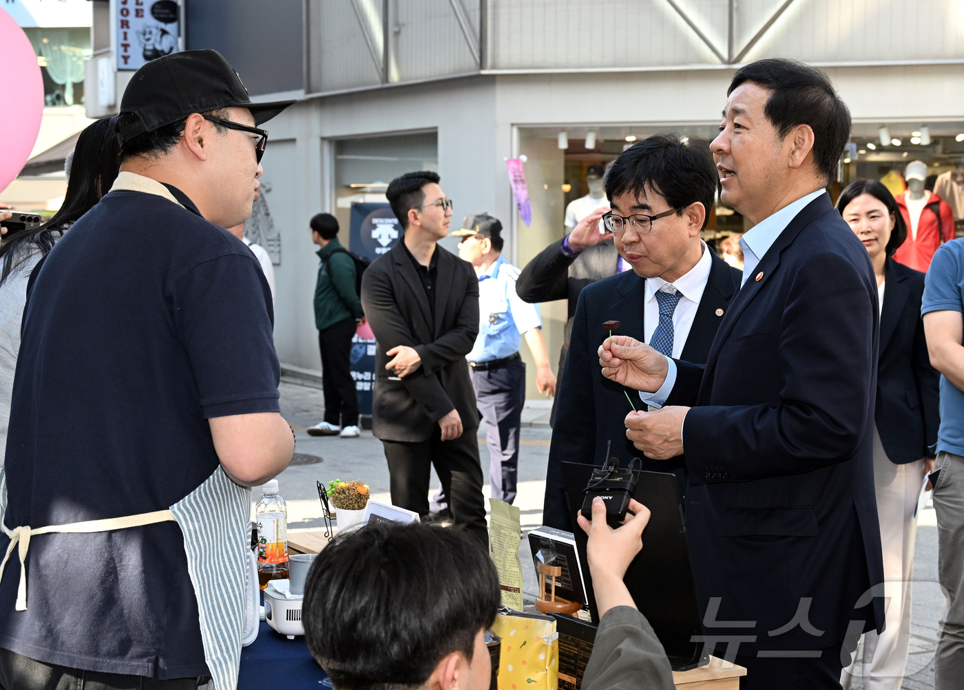 (서울=뉴스1) 김진환 기자 = 구윤철 부총리 겸 재정경제부 장관이 24일 인천광역시 부평구 르네상스 상권 일대에서 개최 중인 '동행축제' 행사장을 방문, 판매점 사장님과 대화하며 …