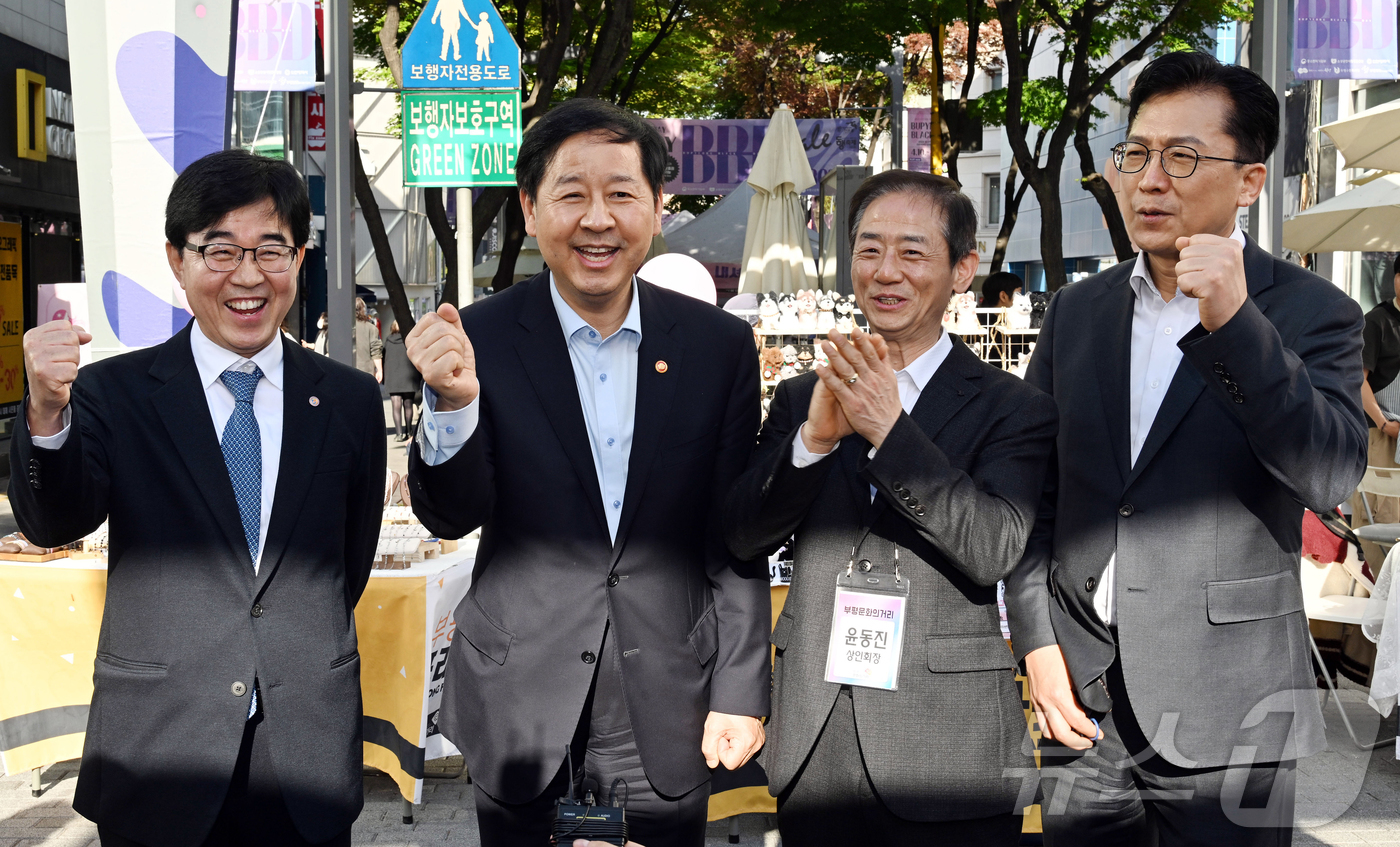 (서울=뉴스1) 김진환 기자 = 구윤철 부총리 겸 재정경제부 장관이 24일 인천광역시 부평구 르네상스 상권 일대에서 개최 중인 '동행축제' 행사장을 방문해 소상공인들을 격려하고 있 …