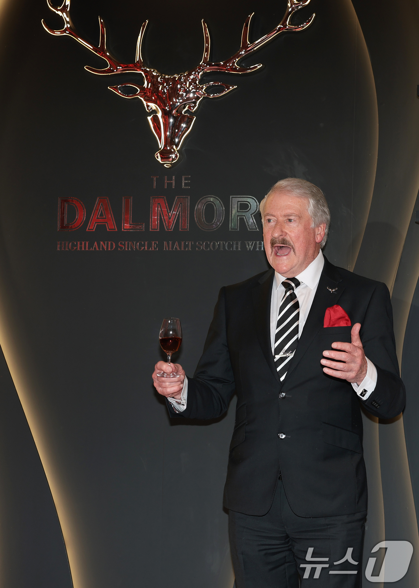 (서울=뉴스1) 권현진 기자 = 위스키 업계의 대부 리차드 패터슨(Richard Paterson)이 24일 서울 강남구 논현동에서 열린 ‘달모어, Private Evening Pa …