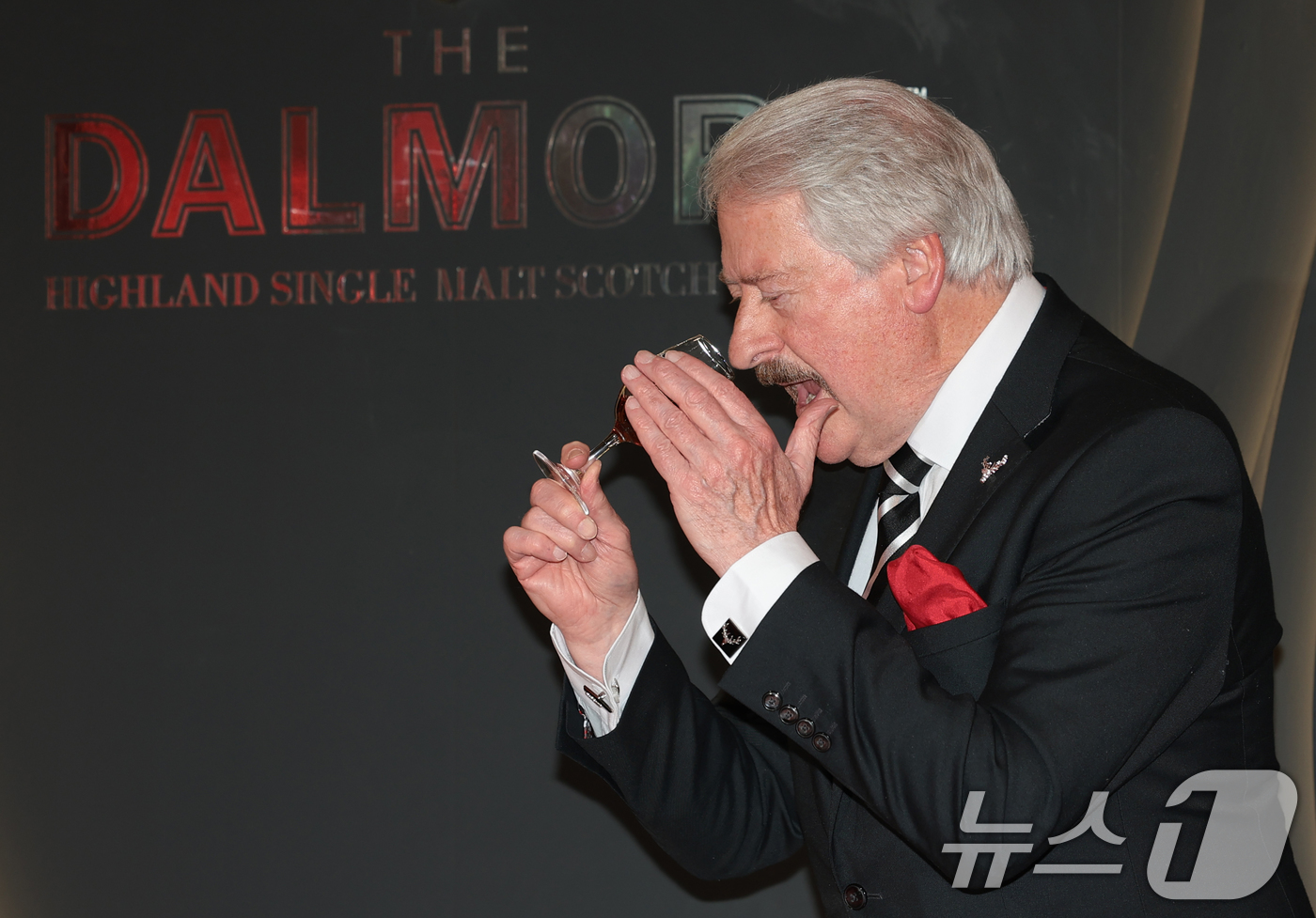 (서울=뉴스1) 권현진 기자 = 위스키 업계의 대부 리차드 패터슨(Richard Paterson)이 24일 서울 강남구 논현동에서 열린 ‘달모어, Private Evening Pa …