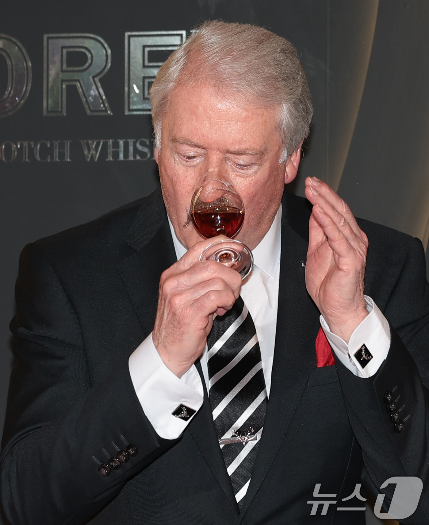 (서울=뉴스1) 권현진 기자 = 위스키 업계의 대부 리차드 패터슨(Richard Paterson)이 24일 서울 강남구 논현동에서 열린 ‘달모어, Private Evening Pa …