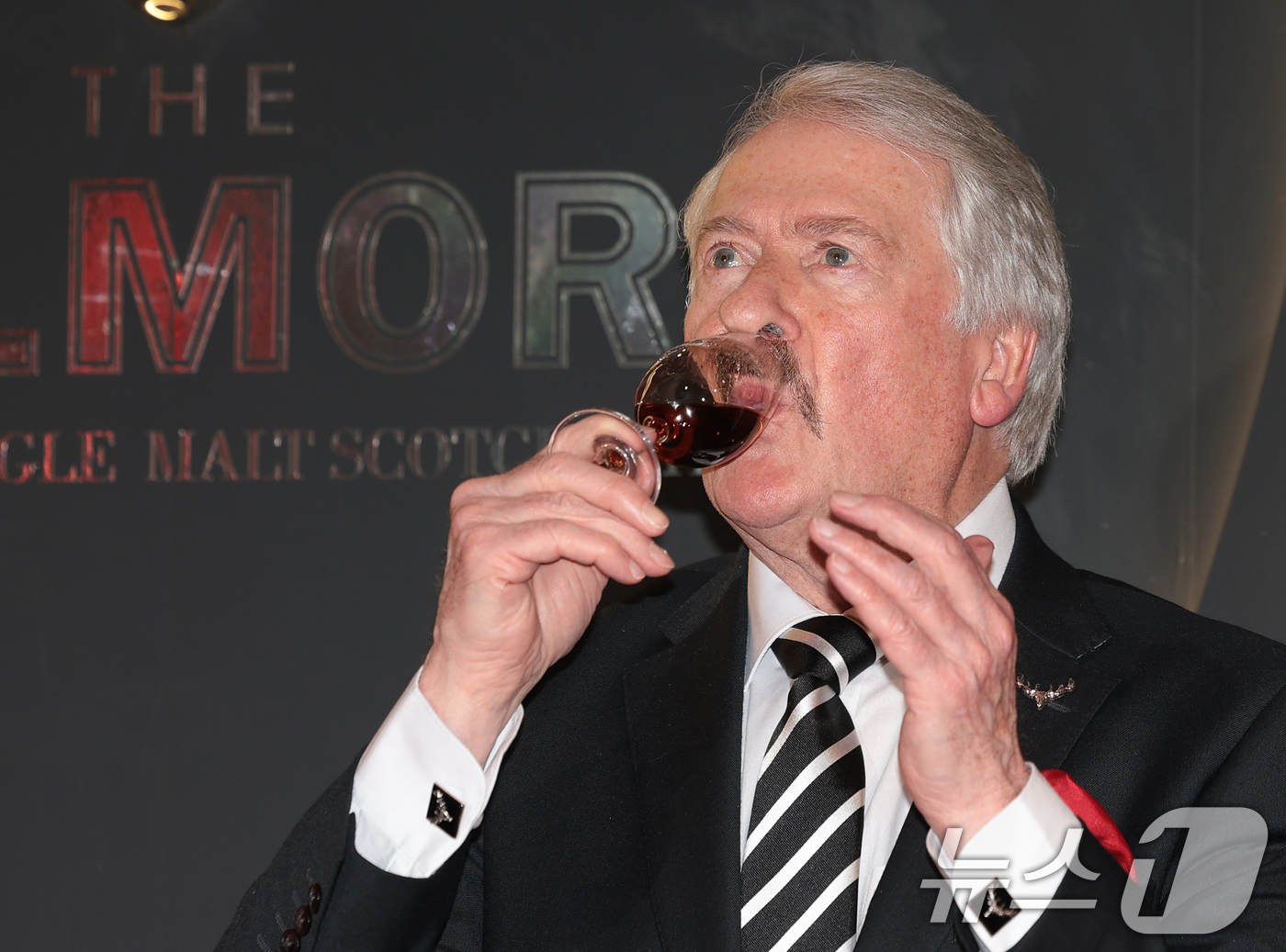 (서울=뉴스1) 권현진 기자 = 위스키 업계의 대부 리차드 패터슨(Richard Paterson)이 24일 서울 강남구 논현동에서 열린 ‘달모어, Private Evening Pa …