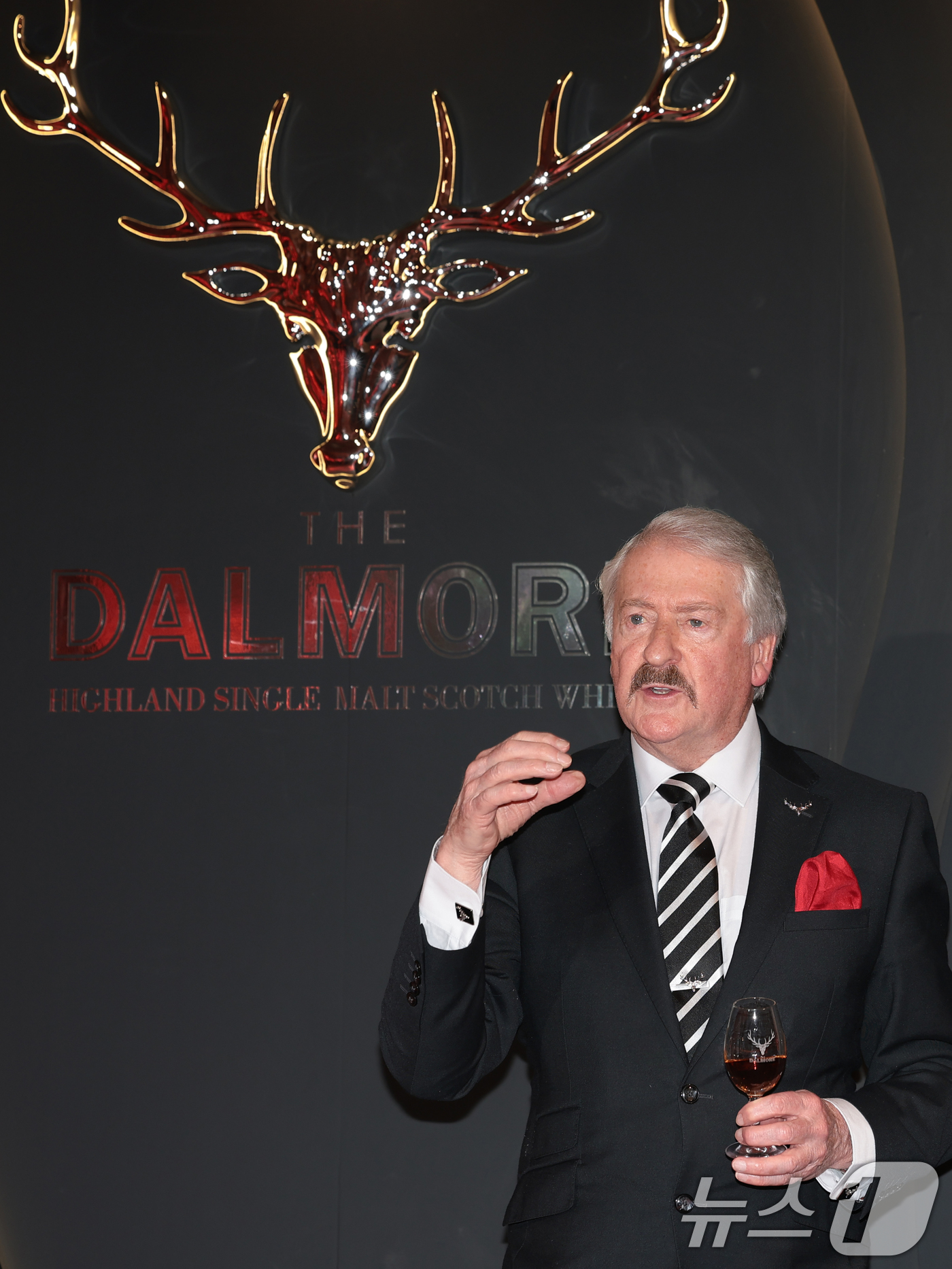 (서울=뉴스1) 권현진 기자 = 위스키 업계의 대부 리차드 패터슨(Richard Paterson)이 24일 서울 강남구 논현동에서 열린 ‘달모어, Private Evening Pa …