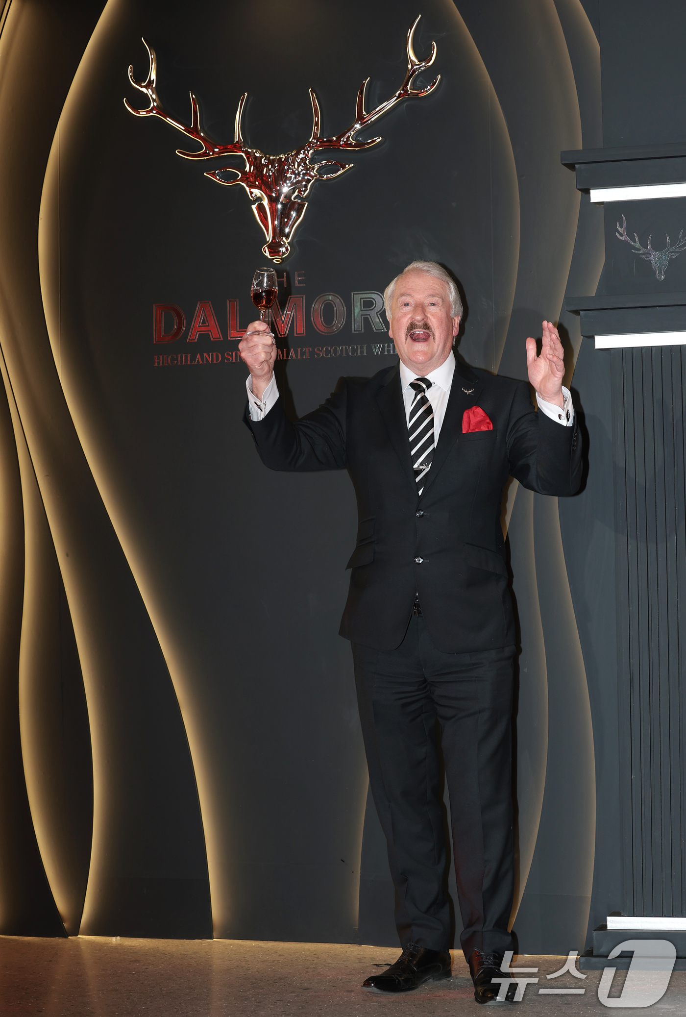 (서울=뉴스1) 권현진 기자 = 위스키 업계의 대부 리차드 패터슨(Richard Paterson)이 24일 서울 강남구 논현동에서 열린 ‘달모어, Private Evening Pa …