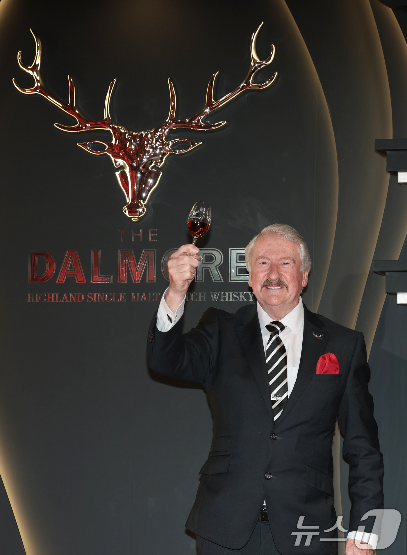 (서울=뉴스1) 권현진 기자 = 위스키 업계의 대부 리차드 패터슨(Richard Paterson)이 24일 서울 강남구 논현동에서 열린 ‘달모어, Private Evening Pa …