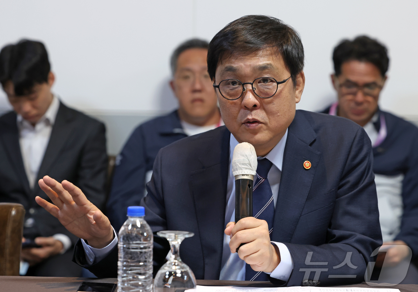 (서울=뉴스1) 김진환 기자 = 최휘영 문화체육관광부 장관이 24일 경남 김해 아이스퀘어호텔에서 열린 문화체육관광부 주재 시·도체육회장 간담회에서 발언하고 있다. (문화체육관광부 …