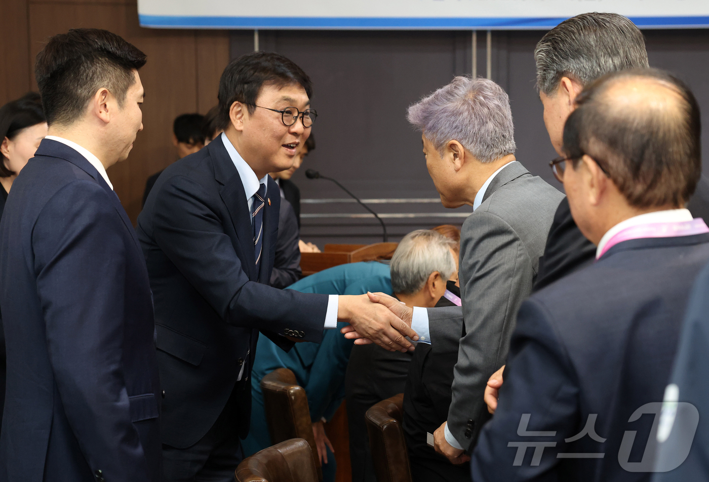 (서울=뉴스1) 김진환 기자 = 최휘영 문화체육관광부 장관이 24일 경남 김해 아이스퀘어호텔에서 열린 문화체육관광부 주재 시·도체육회장 간담회에서 참석자들과 인사를 나누고 있다. …