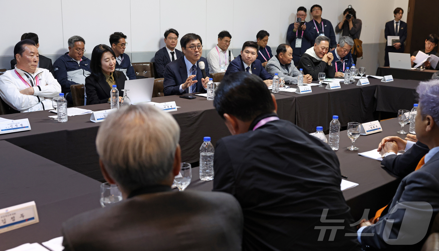 (서울=뉴스1) 김진환 기자 = 최휘영 문화체육관광부 장관이 24일 경남 김해 아이스퀘어호텔에서 열린 문화체육관광부 주재 시·도체육회장 간담회에서 발언하고 있다. (문화체육관광부 …