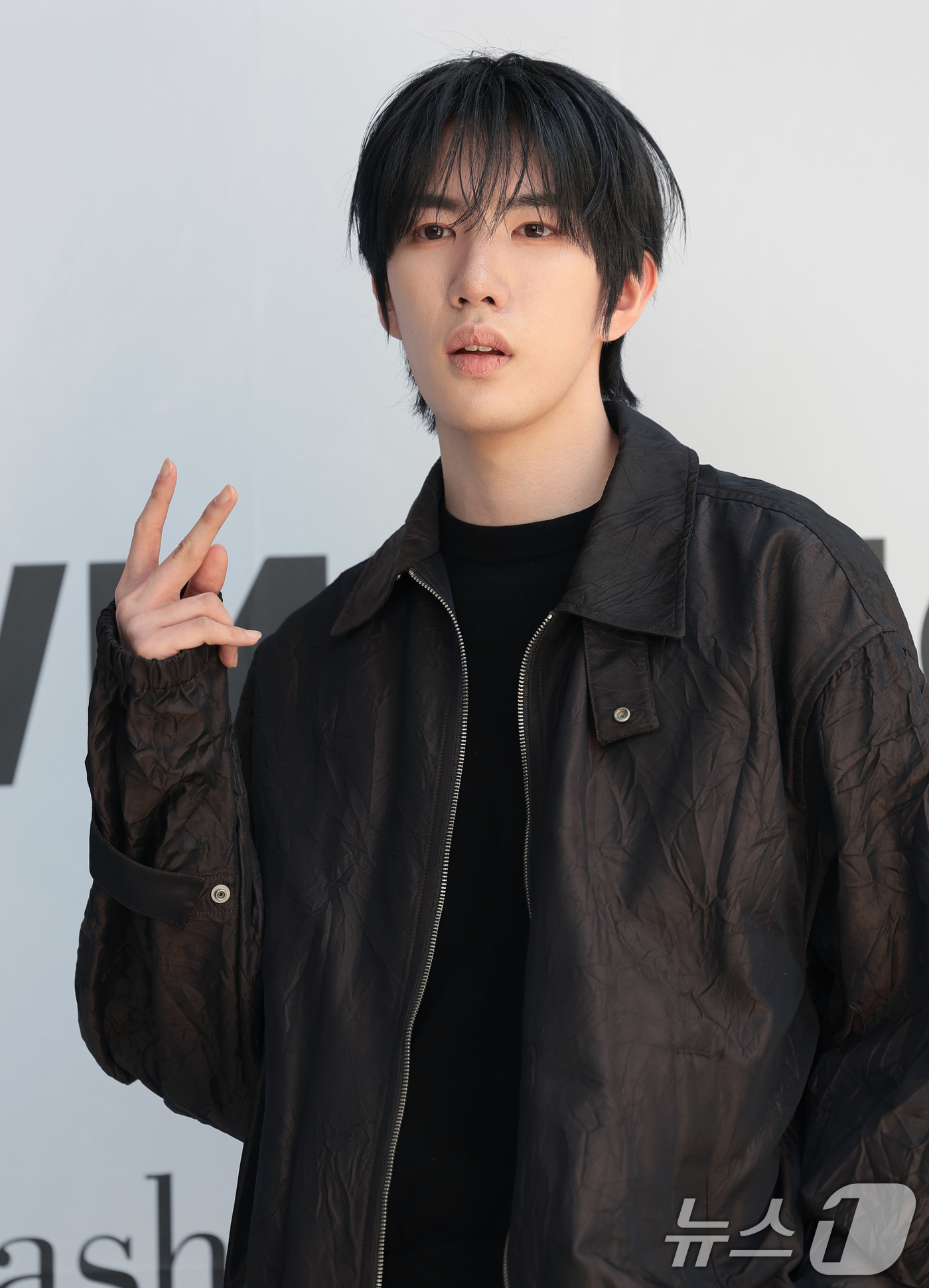 (서울=뉴스1) 권현진 기자 = '신전떡볶이' 하성호 대표의 조카인 블라썸보이즈 하민기가 24일 성동구 성수동 더블유미션에서 열린 ‘홀리넘버세븐과 코타로 타니야마의 콜라보 팝업 전 …