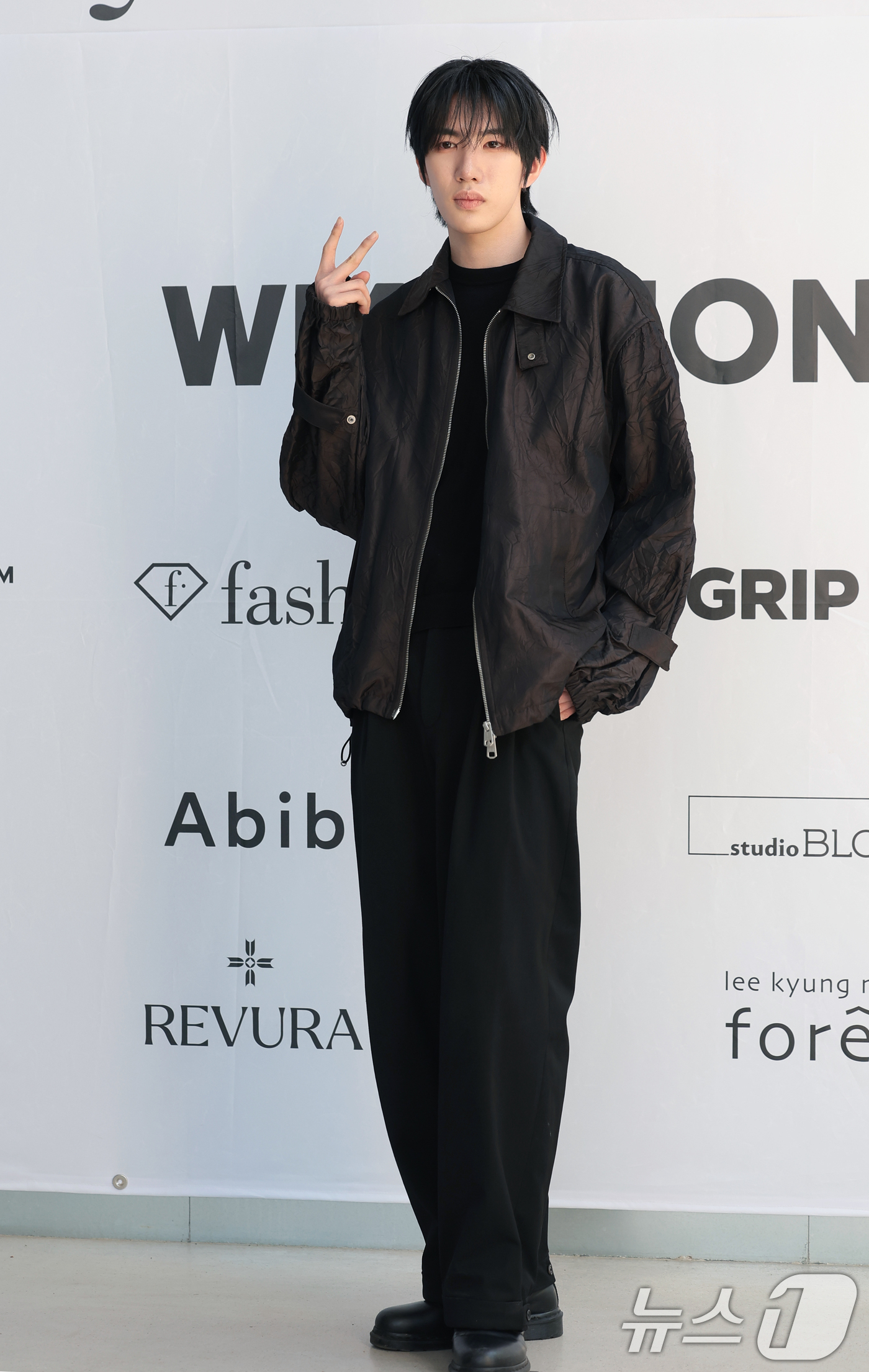 (서울=뉴스1) 권현진 기자 = '신전떡볶이' 하성호 대표의 조카인 블라썸보이즈 하민기가 24일 성동구 성수동 더블유미션에서 열린 ‘홀리넘버세븐과 코타로 타니야마의 콜라보 팝업 전 …