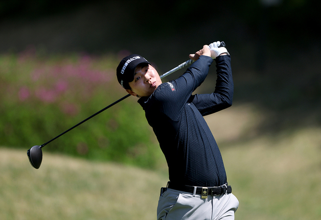 '무명 반란' 최찬, KPGA 우리금융 챔피언십 2R 단독 선두 도약