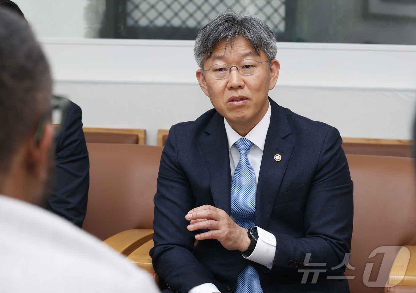 (서울=뉴스1) 김진환 기자 = 김이탁 국토교통부 제1차관과 크리스 터너 구글 대외협력(지식·정보 부문) 부사장이 24일 서울 중구 국토발전전시관에서 만나 면담하고 있다. (국토교 …