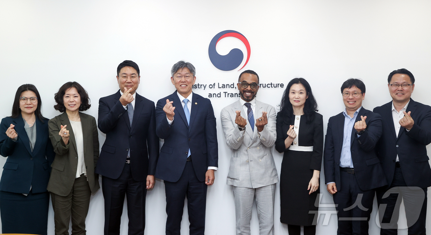 (서울=뉴스1) 김진환 기자 = 김이탁 국토교통부 제1차관과 크리스 터너 구글 대외협력(지식·정보 부문) 부사장이 24일 서울 중구 국토발전전시관에서 만나 기념 촬영하고 있다. ( …