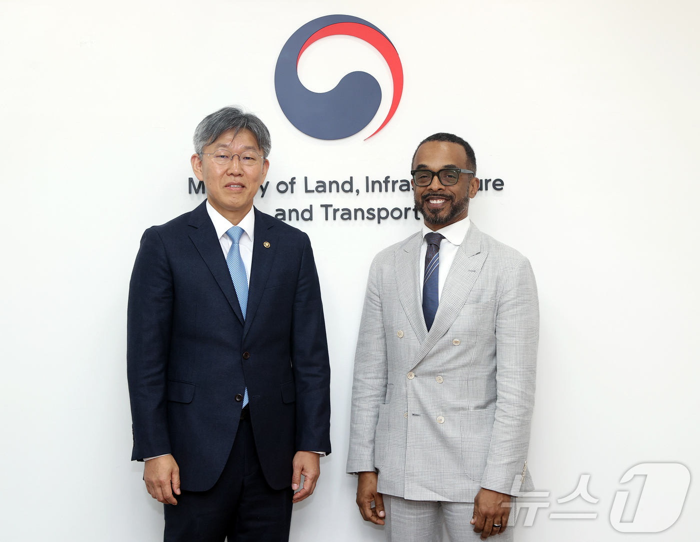 (서울=뉴스1) 김진환 기자 = 김이탁 국토교통부 제1차관과 크리스 터너 구글 대외협력(지식·정보 부문) 부사장이 24일 서울 중구 국토발전전시관에서 만나 기념 촬영하고 있다. ( …