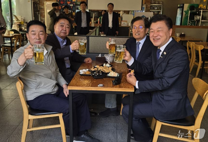 (청주=뉴스1) 김용빈 기자 = 신용한 더불어민주당 충북지사 후보와 노영민·한범덕·송기섭 경선 주자들이 24일 오후 충북 청주시 한 치킨집에서 치맥 회동을 갖고 있다. (신용한 후 …