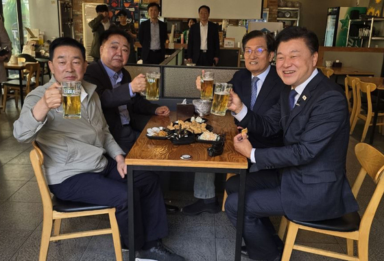 치맥으로 하나된 민주 충북지사 주자들…신용한과 '원팀 선언'