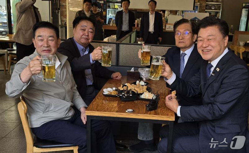 (청주=뉴스1) 김용빈 기자 = 신용한 더불어민주당 충북지사 후보와 노영민·한범덕·송기섭 경선 주자들이 24일 오후 충북 청주시 한 치킨집에서 치맥 회동을 갖고 있다. (신용한 후 …