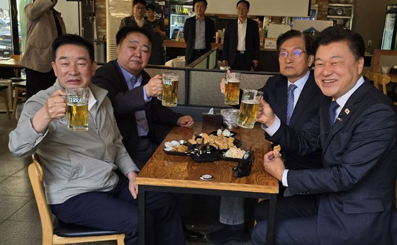 충북지사 주자들 '원팀 선언' 치맥 회동