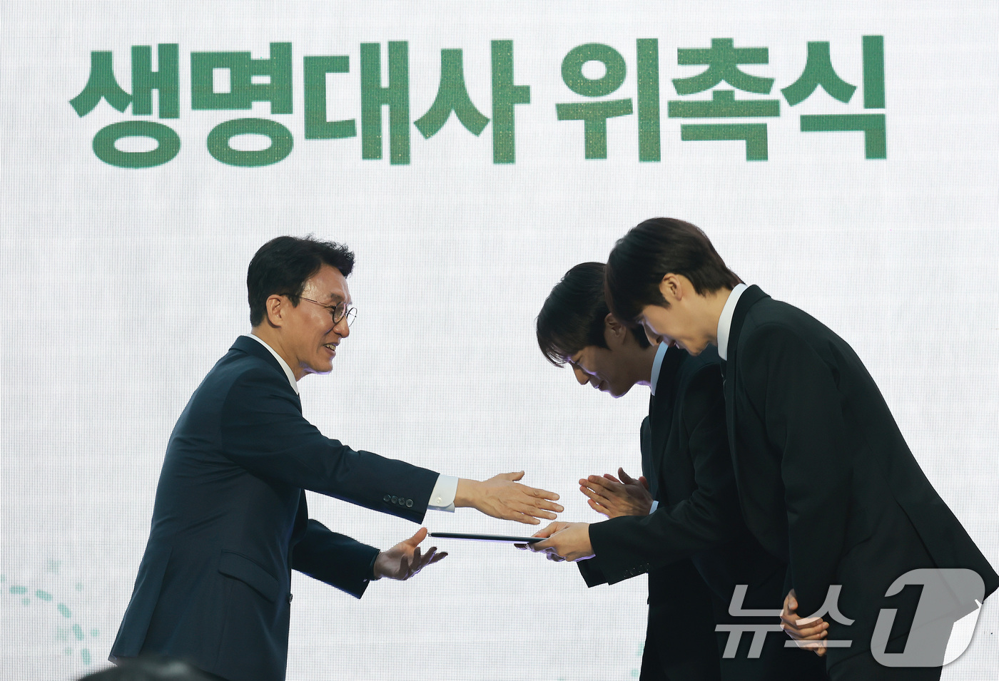 (서울=뉴스1) 임세영 기자 = 김민석 국무총리가 24일 서울 중구 청계광장에서 열린 천명지킴 발대식에서 아이돌 하이라이트 윤두준, 양요섭, 손동운에게 생명대사 위촉장을 수여하고 …