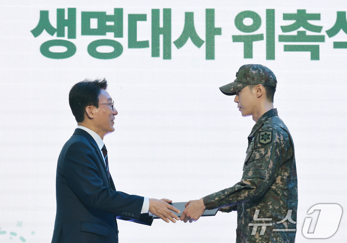 (서울=뉴스1) 임세영 기자 = 김민석 국무총리가 24일 서울 중구 청계광장에서 열린 천명지킴 발대식에서 NCT 도영에게 생명대사 위촉장을 수여하고 있다. 2026.4.24/뉴스1 …