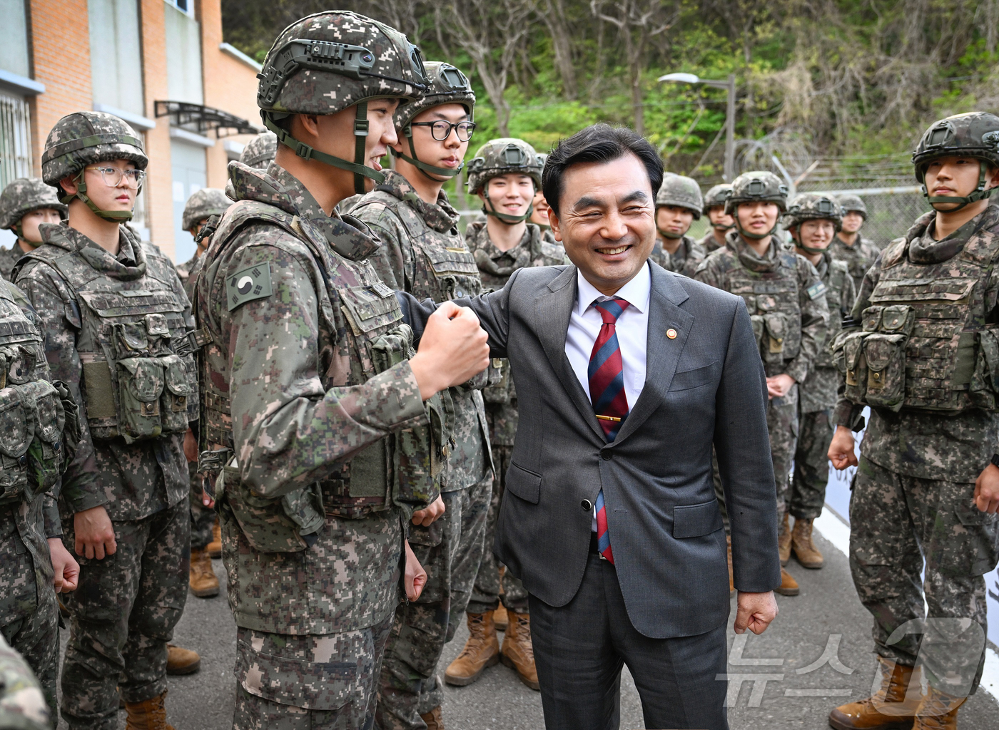 (서울=뉴스1) 김진환 기자 = 안규백 국방부장관이 24일 오후 육군 35사단 예하 해안감시기동대대를 방문해 ‘AI 기반 해안경계작전체계’ 시범운영 현황을 점검한 후 임무수행에 최 …