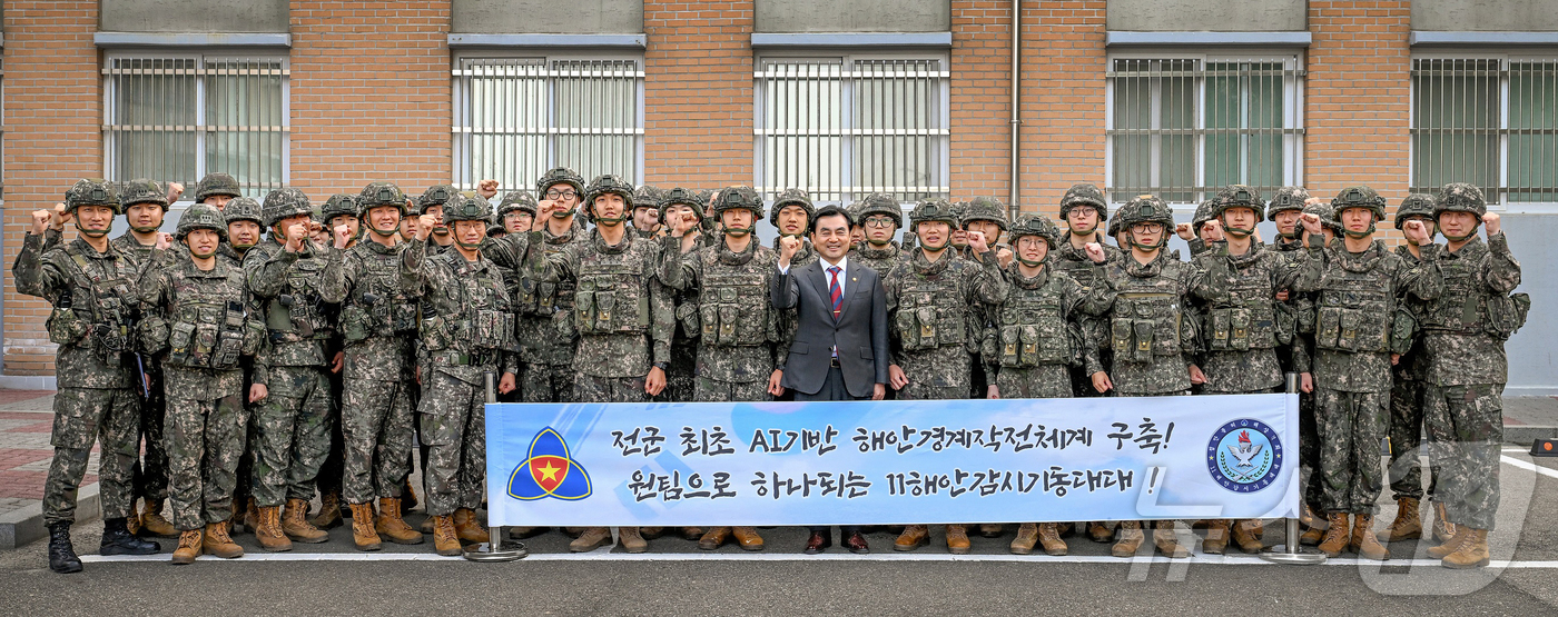 (서울=뉴스1) 김진환 기자 = 안규백 국방부장관이 24일 오후 육군 35사단 해안감시기동대대 장병들과 기념 촬영을 하고 있다. (국방부 제공, 재판매 및 DB 금지) 2026.4 …